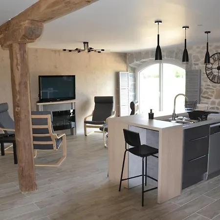 Entre Causse Et Vallon, Confort Pour 4 Personnes Dans Grange Renovee Au Coeur De L'aveyron * Salles-la-Source