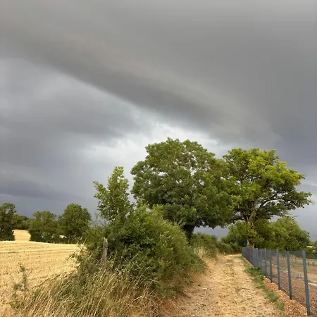 Entre Causse Et Vallon, Confort Pour 4 Personnes Dans Grange Renovee Au Coeur De L'aveyron Salles-la-Source