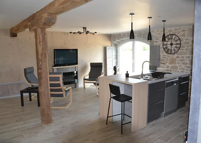 Entre Causse Et Vallon, Confort Pour 4 Personnes Dans Grange Renovee Au Coeur De L'aveyron * Salles-la-Source